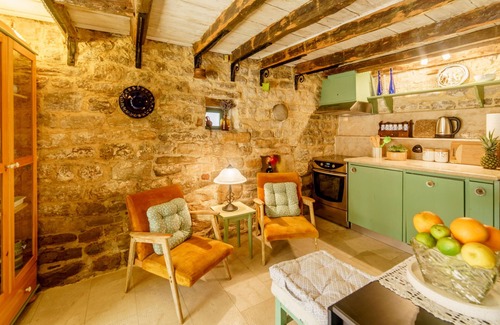 Kastel Sucurac Casa | Histórica y encantadora casa de piedra Kala junto al mar