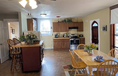 Springfield Casa | Historic Charming private 1-bedroom Cottage Home in Springfield with AC, WiFi