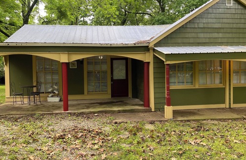 Springfield Casa | Historic Charming private 1-bedroom Cottage Home in Springfield with AC, WiFi