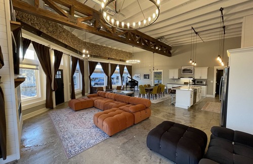 Mountain Home Apartamento | Historic Chevy 3 br/3.5 bth downtown square