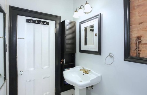 Court House Hill Apartamento | Historic Comfort Atop Downtown - The Aurora Suite