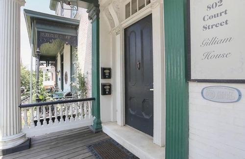 Court House Hill Apartamento | Historic Comfort Atop Downtown - The Aurora Suite