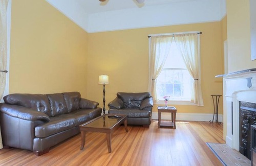Court House Hill Apartamento | Historic Comfort Atop Downtown - The Aurora Suite