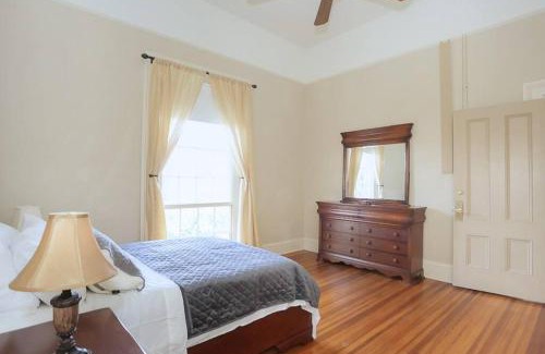 Court House Hill Apartamento | Historic Comfort Atop Downtown - The Aurora Suite