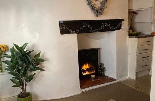 Tewkesbury Casa | Historic Cosy Tudor Cottage-Fireplace-High Street