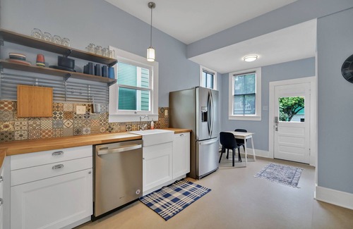 San Jacinto Cabaña | Historic Cottage-2 Block Walk to the Beach
