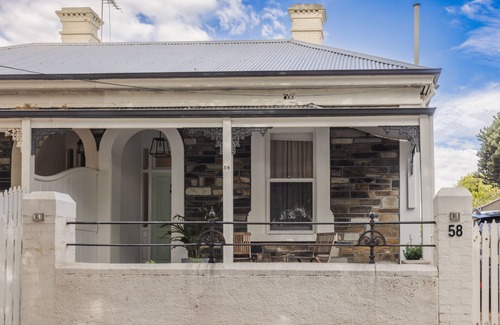 Glenelg South Casa | Historic cottage by Glenelg Beach