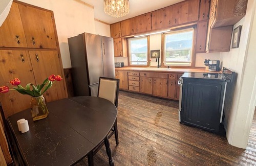 Stevensville Casa | Historic cottage in Stevensville with views of the mission mountains.