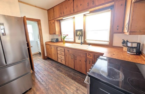 Stevensville Casa | Historic cottage in Stevensville with views of the mission mountains.