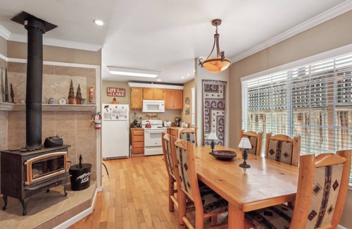 Mount Shasta Casa | Otoño * domingo - jueves $ 99. 00 con licencia y asegurado. Downtown Shasta Cottage