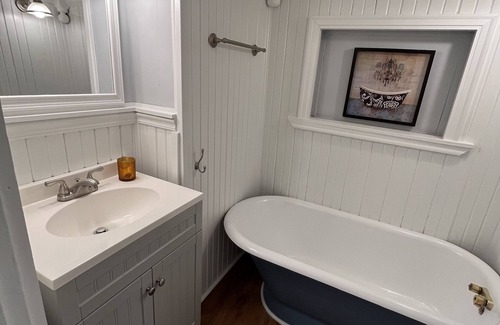 Zionsville Cabaña | Historic Cottage in the Village of Zionsville