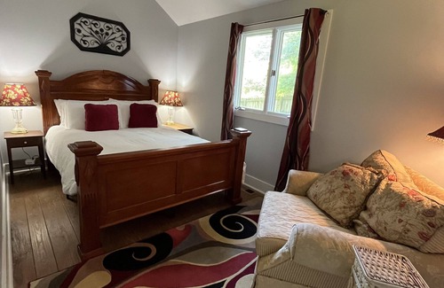 Zionsville Cabaña | Historic Cottage in the Village of Zionsville