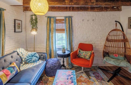Boonsboro Casa | Historic Cottage Retreat-IG Cowboy Pool-Hot Tub