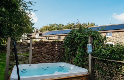Higher Bockhampton Cabaña | Historic Courtyard cottage with Hot Tub Access