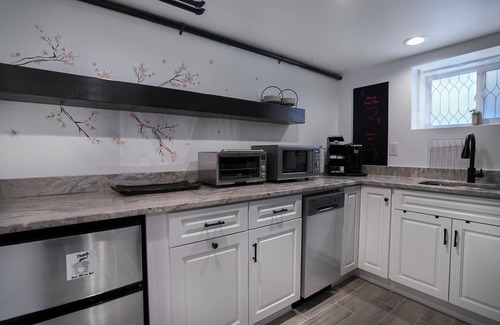 Old Town West Apartamento | Historic & Cozy Old Town 1-Bdrm Gem w. Modern Comforts & Free Parking!