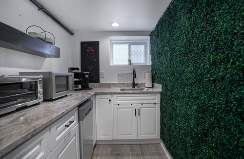 Old Town West Apartamento | Historic & Cozy Old Town 1-Bdrm Gem w. Modern Comforts & Free Parking!