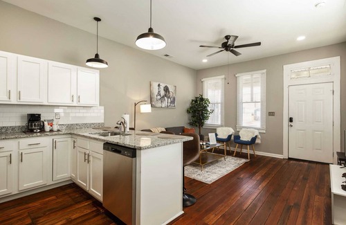 Merriwether Apartamento | Historic CozySuites 4BR 2BA
