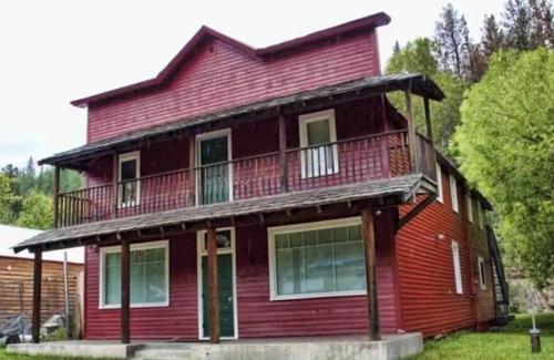 Monarch Cabina | Historic, Creek Side Mountain Home Ski Retreat