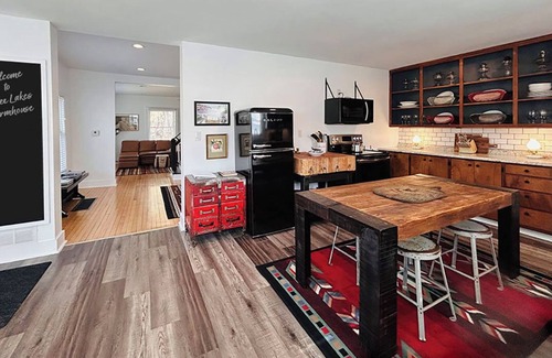Delavan Lake Otro | Historic Delavan Lake Farmhouse. Walk to Beach/Boat Launch. Mins to Lake Geneva!
