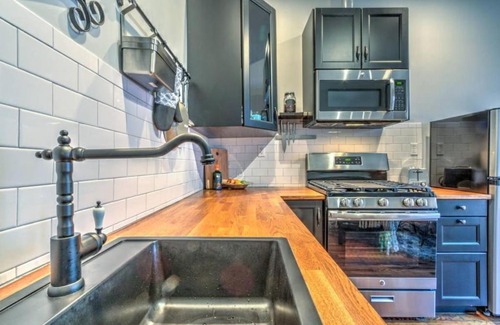 Central Midtown Apartamento | Historic Details with Modern Comforts in Midtown