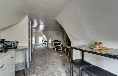 Shaker Heights Apartamento | Historic District 1BR on 3rd Floor near Cleveland Clinic ~ Quiet & Safe