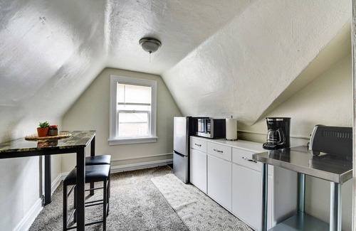 Shaker Heights Apartamento | Historic District 1BR on 3rd Floor near Cleveland Clinic ~ Quiet & Safe