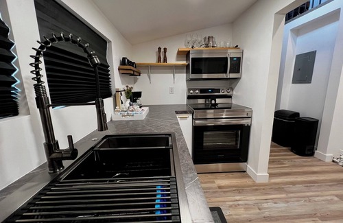 Racine Apartamento | Historic District, Lake Michigan View, Near Downtown.