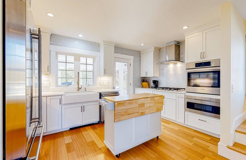 East Chop Casa | Historic, dog-friendly beach view house with fast WiFi, ocean view, & grill