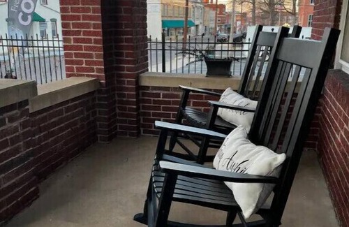 Washington Casa | Historic Downtown 1910 Brick 2-Story Home. Dog Friendly. Walk to Everything