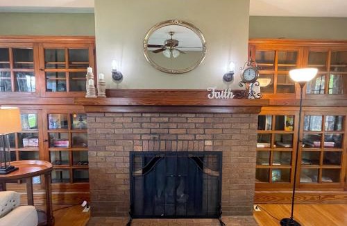 Brownsburg Casa | Historic Downtown Brownsburg Home w/Charm