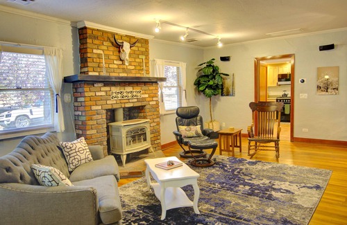 Downtown Flagstaff Cabaña | Historic Downtown Cottage with Beautiful Courtyard