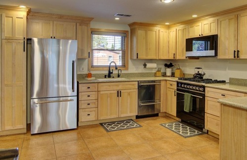 Downtown Flagstaff Cabaña | Historic Downtown Cottage with Beautiful Courtyard