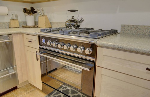 Downtown Flagstaff Cabaña | Historic Downtown Cottage with Beautiful Courtyard
