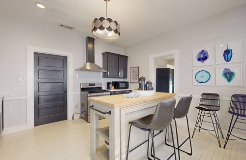 South Pensacola Cabaña | Historic downtown cottage with high-speed WiFi and central AC - dogs okay