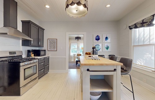 South Pensacola Cabaña | Historic downtown cottage with high-speed WiFi and central AC - dogs okay