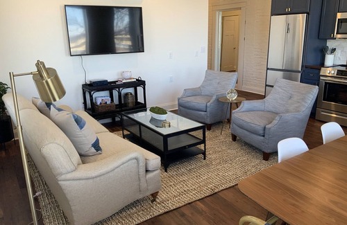West Main Historic District Apartamento | Historic Downtown flat with amazing River views! Hosted by Stay@713