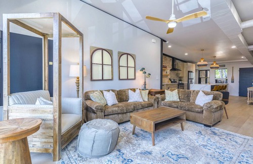 Hutto Casa | Historic Downtown Hutto Townhome - Modern Comfort Meets Small-Town Charm