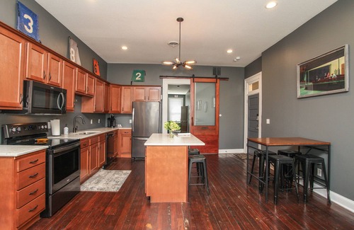 Lincoln Apartamento | Historic Downtown Lincoln's Loft Derby Suite - Lincoln, IL