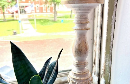 Yates Center Apartamento | Historic Downtown Apartment: The Suite Retreat