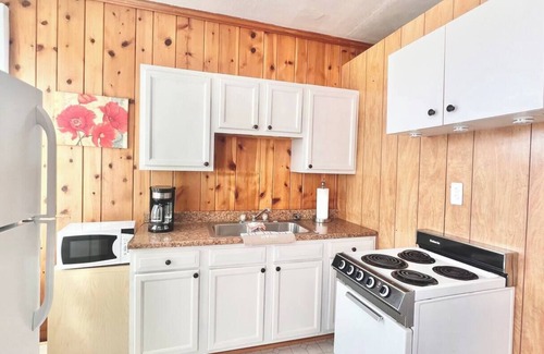 Dailey Apartamento | Historic DTC Lodge #7 - Cozy 1 Bedroom with Kitchenette
