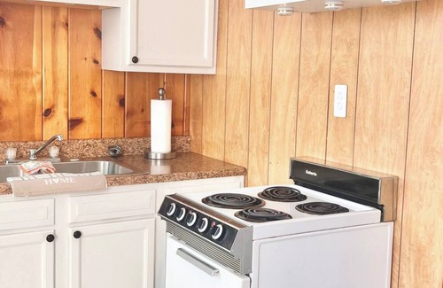 Dailey Apartamento | Historic DTC Lodge #7 - Cozy 1 Bedroom with Kitchenette