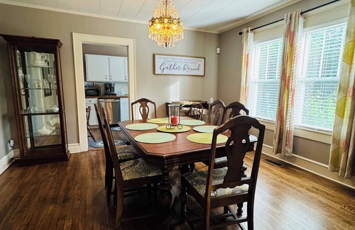 Fayetteville Casa | Historic Dwntwn, NRG, Convenient 3 Br Cottage
