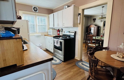 Fayetteville Casa | Historic Dwntwn, NRG, Convenient 3 Br Cottage