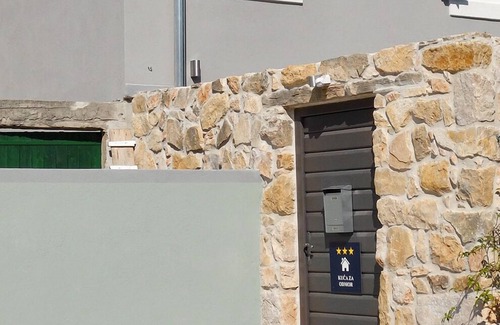 Jezera Casa | Histórica casa de piedra totalmente renovada con jardín, patio y mucho espacio.