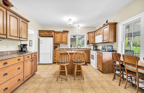 Dayton Casa | Historic Estate on 12 Acres with Pond