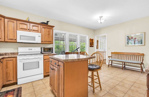 Dayton Casa | Historic Estate on 12 Acres with Pond
