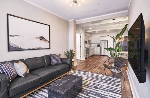 Hot Springs Apartamento | Historic Evanston Building Downtown + Walk to Moccasin Springs, Restaurants, VA