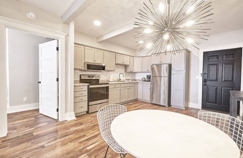 Hot Springs Apartamento | Historic Evanston Building Downtown + Walk to Moccasin Springs, Restaurants, VA