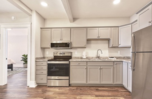 Hot Springs Apartamento | Historic Evanston Building Downtown + Walk to Moccasin Springs, Restaurants, VA