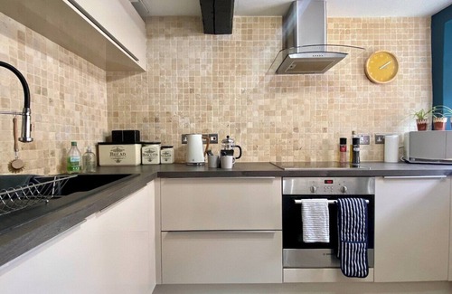 Frome Cabaña | Historic Family Cottage - Garden - Central Frome